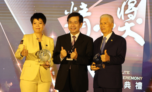 La árbitra de la copa mundial wbsc po-chun liu premiada por su dedicación a la igualdad de género en los deporte...