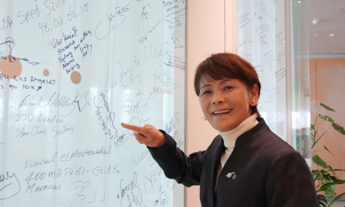 La leyenda del softbol japonés taeko utsugi visita la casa olímpica y agrega su nombre al muro de los atletas ol�...